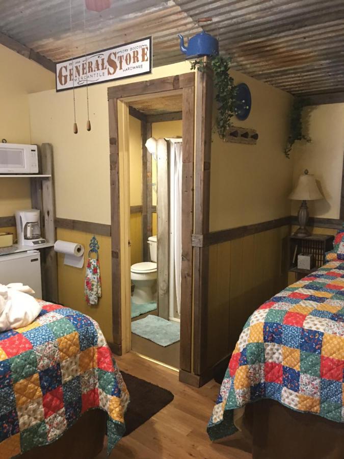 Acorn Hideaways Canton Charming Pioneer Suite 1890'S General Store Bagian luar foto